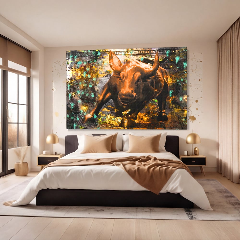 Tablou canvas cu tablou canvas cu taur si dolar, fara rama, pe sasiu de lemn, pe perete intr-un dormitor